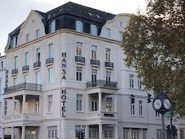 Un edificio de varios pisos con el nombre 