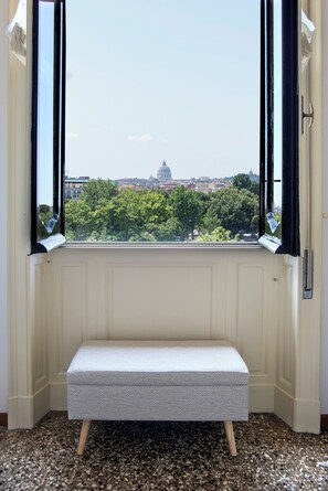 Interior - "Bright Top Floor Apartment Vatican & Tiber View, Steps from Olympic Stadium" (Roma)