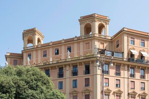 Exterior - "Bright Top Floor Apartment Vatican & Tiber View, Steps from Olympic Stadium" (Roma)