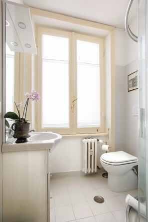 Shower, hair dryer, towels, soap - "Bright Top Floor Apartment Vatican & Tiber View, Steps from Olympic Stadium" (Roma)
