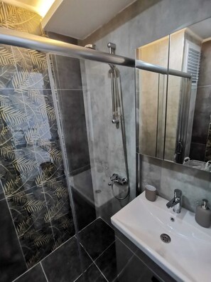 Shower, hair dryer, bidet, towels - Nagelneue Ferienwohnung an der Türkischen Riviera in Gazipaşa (Gazipaşa)