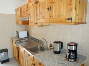 Réfrigérateur, micro-ondes, cafetière/bouilloire, bouilloire électrique