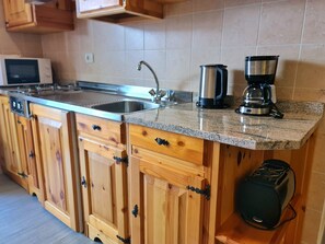 Frigorifero, microonde, macchina per tè/caffè, bollitore elettrico