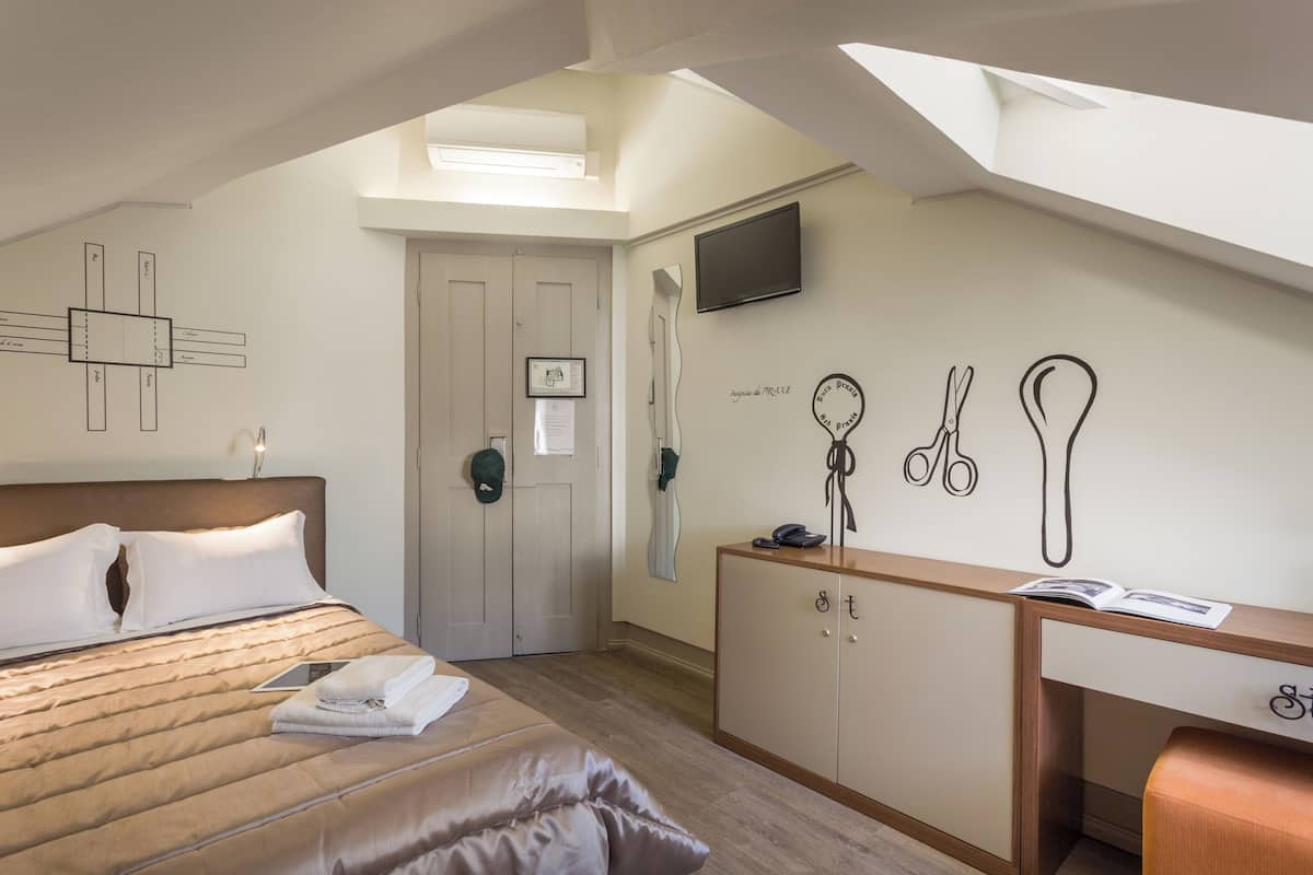 Double Room, Shared Bathroom | In-room safe, soundproofing, iron/ironing board (on request)