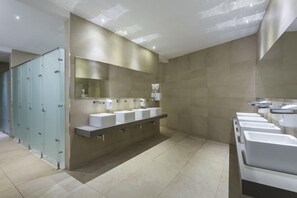 Bathroom - Serenata Hostel (Coimbra)