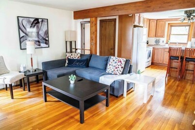 Garage, Fully Fenced Yard, Sleep 8, Walk to Downtown