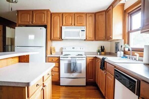 Fridge, microwave, oven, stovetop - Garage, Fully Fenced Yard, Sleep 8, Walk to Downtown (Nashua)