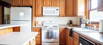 Garage, Fully Fenced Yard, Sleep 7, Walk to Downtown