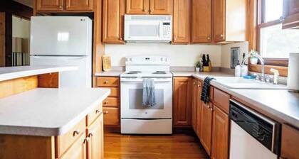 Garage, Fully Fenced Yard, Sleep 7, Walk to Downtown