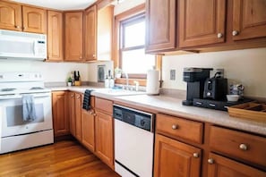 Réfrigérateur, four à micro-ondes, un four, surface de cuisson