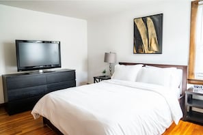 2 bedrooms, desk, iron/ironing board, travel crib - Garage, Fully Fenced Yard, Sleep 8, Walk to Downtown (Nashua)