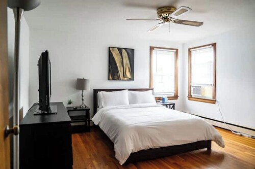 Entire House, Sleep 12, Garage, Fully Fenced Backyard