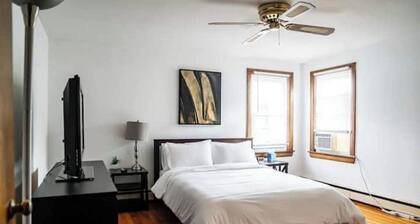 Entire House, Sleep 12, Garage, Fully Fenced Backyard