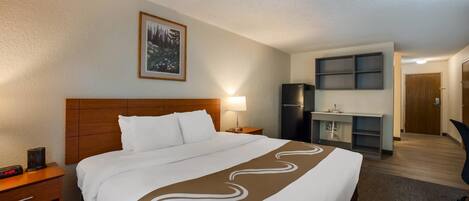 Suite, 1 King Bed, Non Smoking, Kitchenette | Bàn, khu vực làm việc phù hợp cho laptop, bàn ủi/dụng cụ ủi quần áo