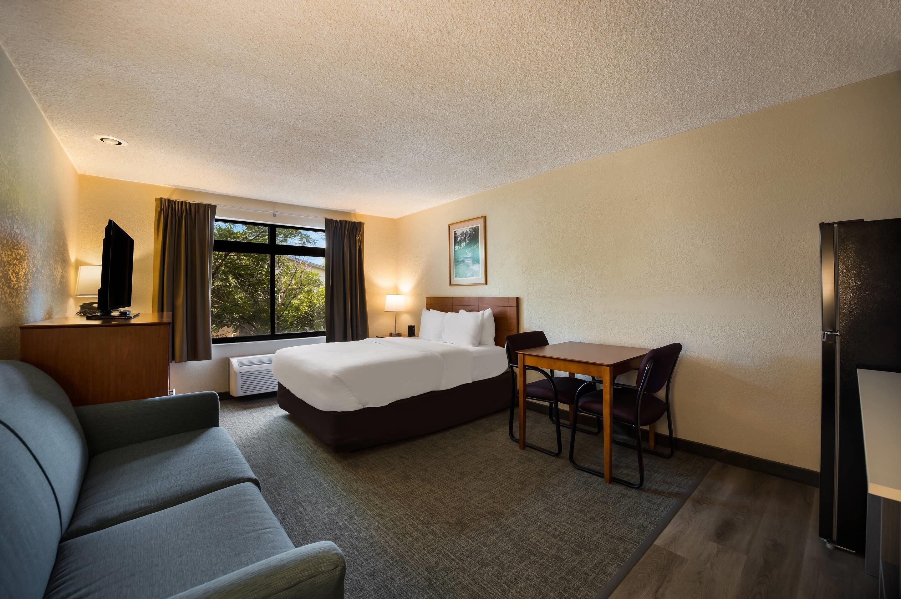 Desk, laptop workspace, iron/ironing board, free WiFi