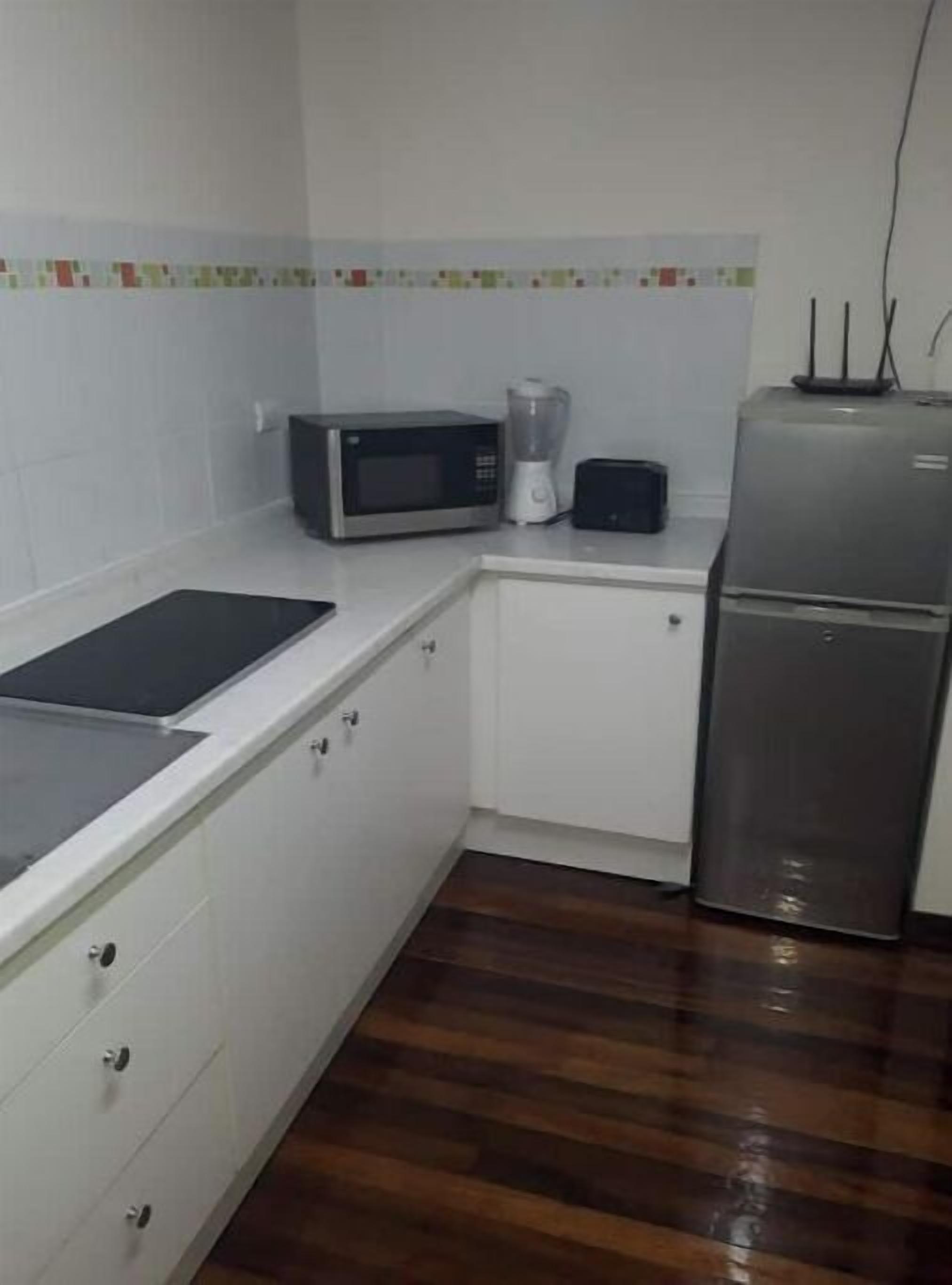 Kühlschrank, Mikrowelle, Herdplatte, Wasserkocher mit Kaffee-/Teezubehör