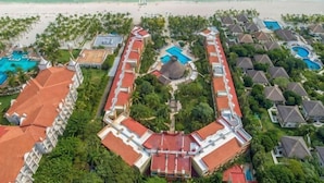 An aerial view of a resort with multiple buildings, a central pool, and a beach. - Viva Azteca by Wyndham, A Trademark All Inclusive Resort (PLAYA DEL CARMEN)