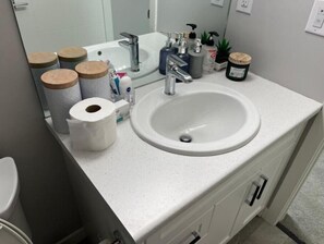 Shower, free toiletries, towels