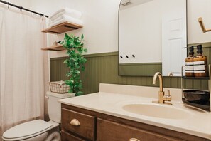 Regadera, secadora de cabello, toallas, jabón 