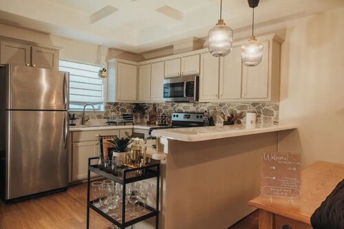 Modern Cottage Style Apt-King Bed near UTRGV & DHR 