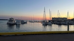 Un puerto deportivo con varias embarcaciones fonqueadas al atardecer.
