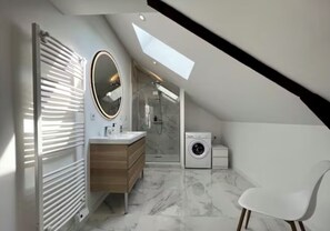 Douche, sèche-cheveux, serviettes fournies, savon