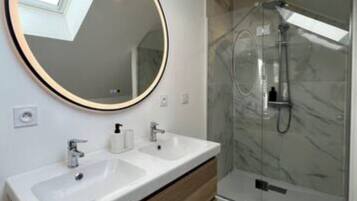 Douche, sĂšche-cheveux, serviettes fournies, savon