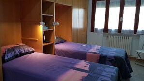 2 soverom, skrivebord, strykejern/-brett og reiseseng for barn