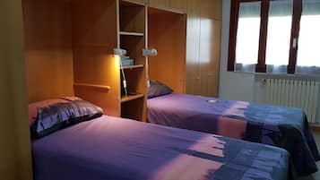 2 chambres, bureau, fer et planche Ă repasser, lit parapluie