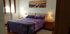 2 slaapkamers, een bureau, een strijkplank/strijkijzer, reisbedje