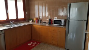 Kaffetrakter/tekoker, kjøleskap, mikrobølgeovn og ovn