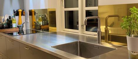 Een microgolfoven, een oven, een vaatwasser