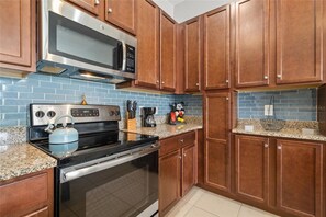 Private kitchen - Minutes from all attractions, private pool and Resort Community amenities (Davenport)
