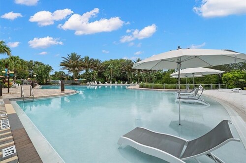 Minutes from all attractions, private pool and Resort Community amenities