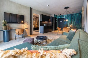 Loft | Living area | 95-cm Smart TV with digital channels, Netflix, streaming services - LIFESTEIL Appartementresort (Umhausen)