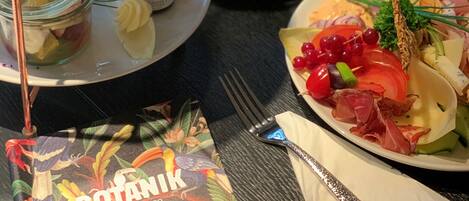 Una presentación de comida escalonada con diferentes platos y salsas.
