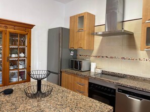 Kühlschrank, Mikrowelle, Ofen, Geschirrspüler