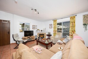 Fernseher, Kamin, DVD-Player, Tischtennisplatte