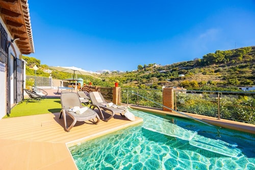 Villa Tinao - Three Bedroom Villa, Sleeps 6