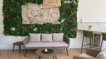 Televisión, chimenea, reproductor de DVD y tenis de mesa