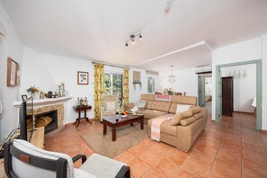 Televisión, chimenea, reproductor de DVD y tenis de mesa 