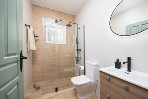 Douche, séchoir à cheveux, serviettes fournies