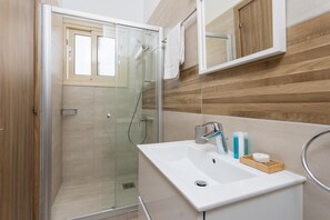 Dusche, Haartrockner, Handtücher
