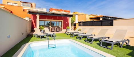 Piscine chauffée, chaises longues