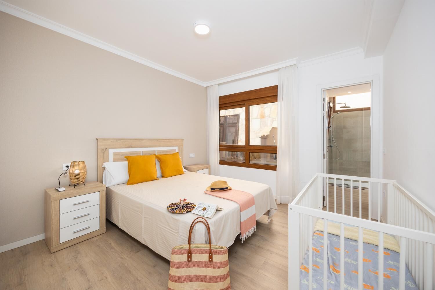 5 bedrooms, iron/ironing board, WiFi, bed sheets