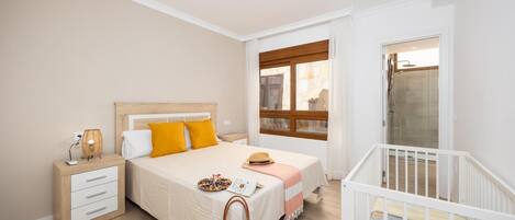 5 bedrooms, iron/ironing board, WiFi, bed sheets