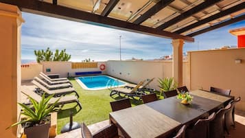 Piscine chauffée, chaises longues