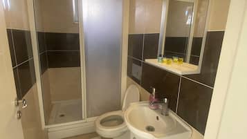 Ducha, cabezal de ducha tipo lluvia, pantuflas, toallas