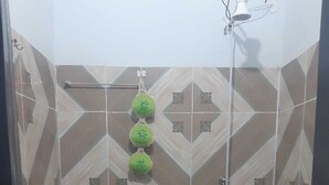 Een badkamer met toilet, wastafel en douche.