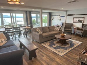 スマートテレビ、暖炉、書庫